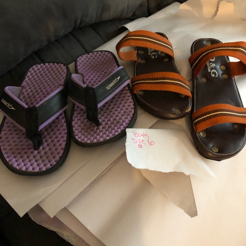 2-pairs of lady’s sandals 🩴